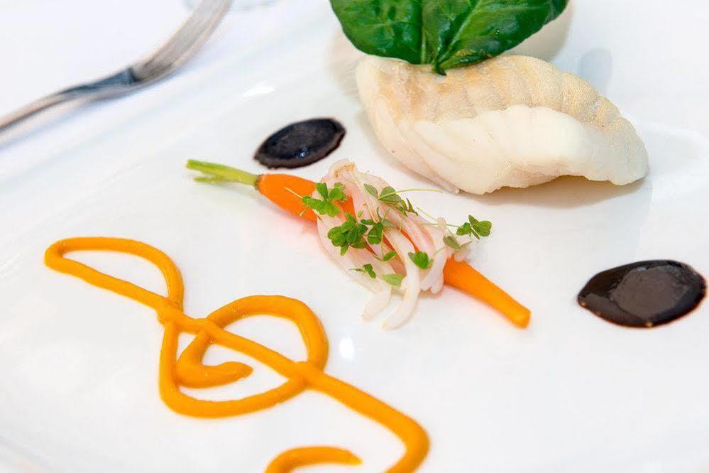 Hotel Spa Frederic Carrion Et Sa Table Gastronomique Viré エクステリア 写真