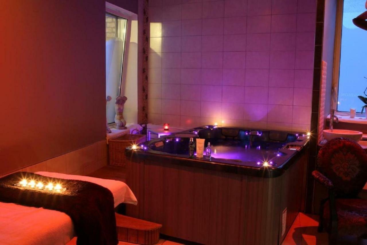 Hotel Spa Frederic Carrion Et Sa Table Gastronomique Viré エクステリア 写真
